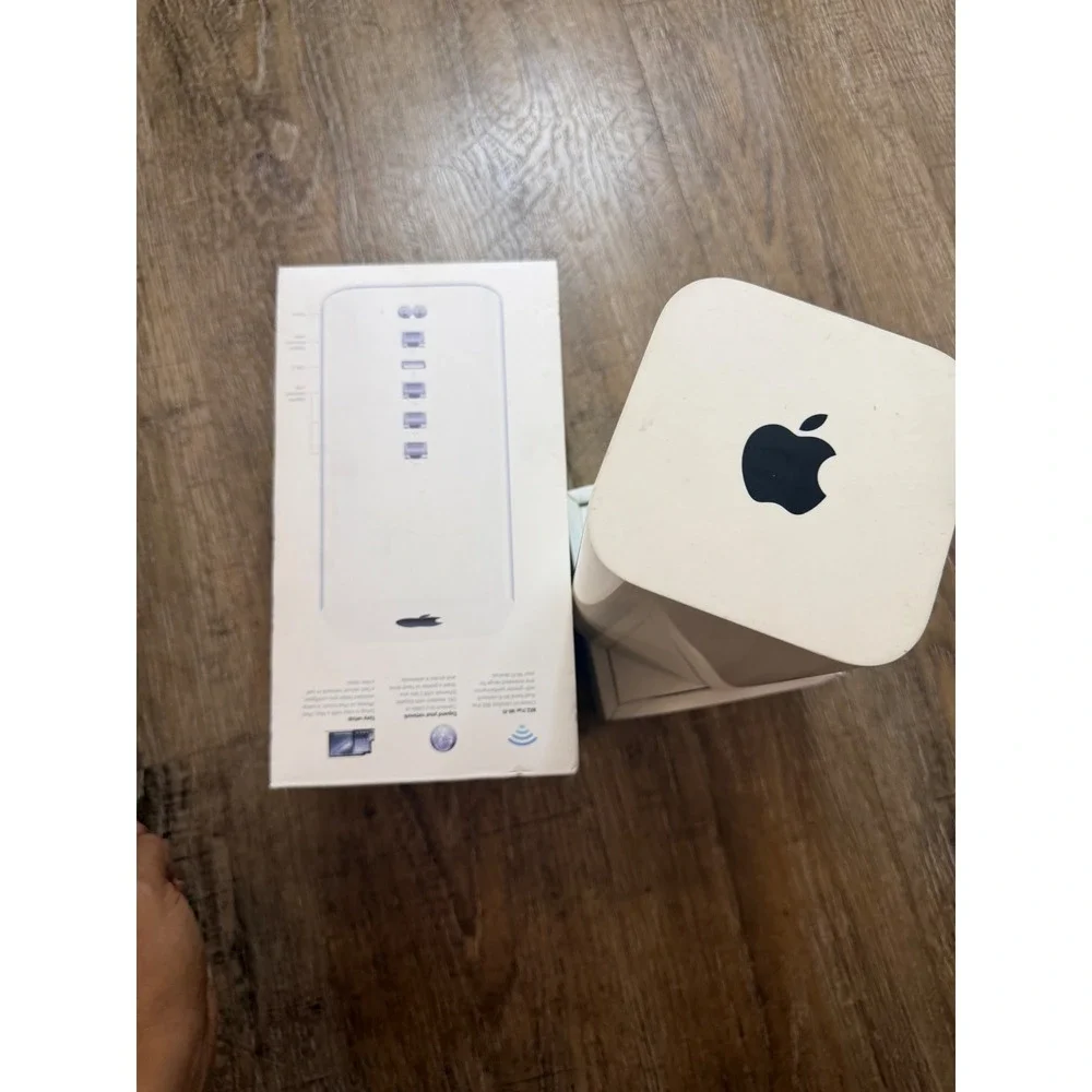 Apple AirPort Extreme 6th Gen 802.11ac Wi-Fi Router White ME918LL/A Base Station